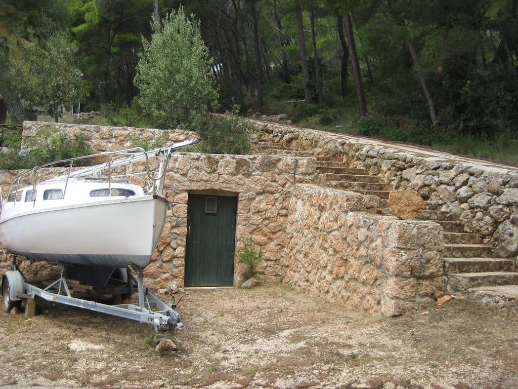 Tigrich * Sveta Nedelja (Hvar)